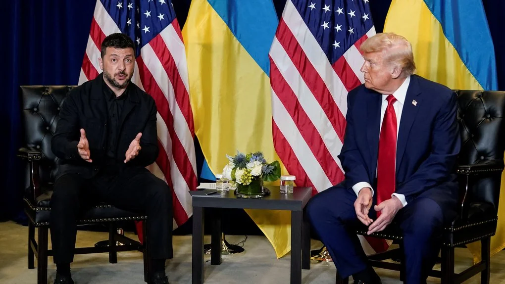 Володимир Зеленський та Дональд Трамп на зустрічі з прапорами України й США