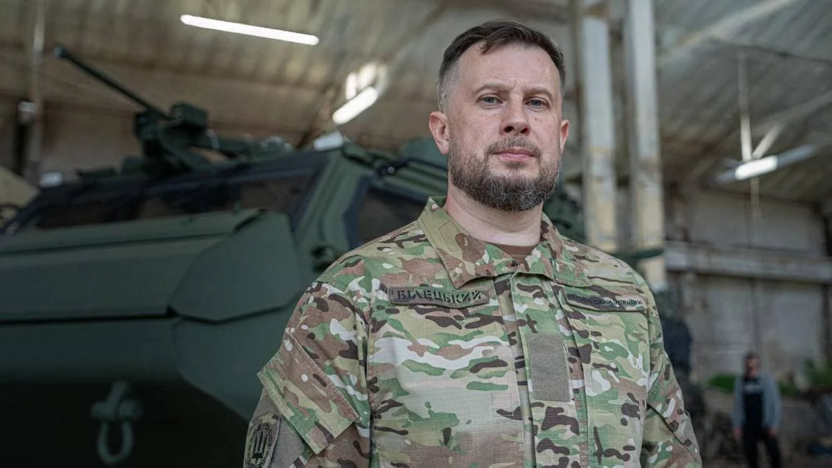 Офицер ВСУ Battle Captain возле бронемашины в ангаре