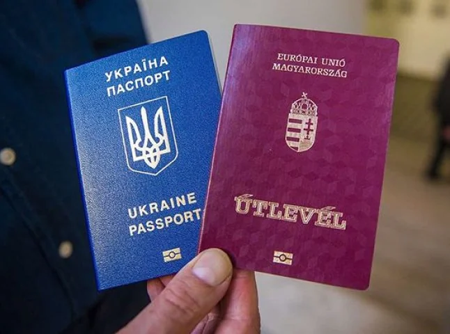 Украинский и венгерский паспорта венгра из Закарпатья, который боится мобилизации