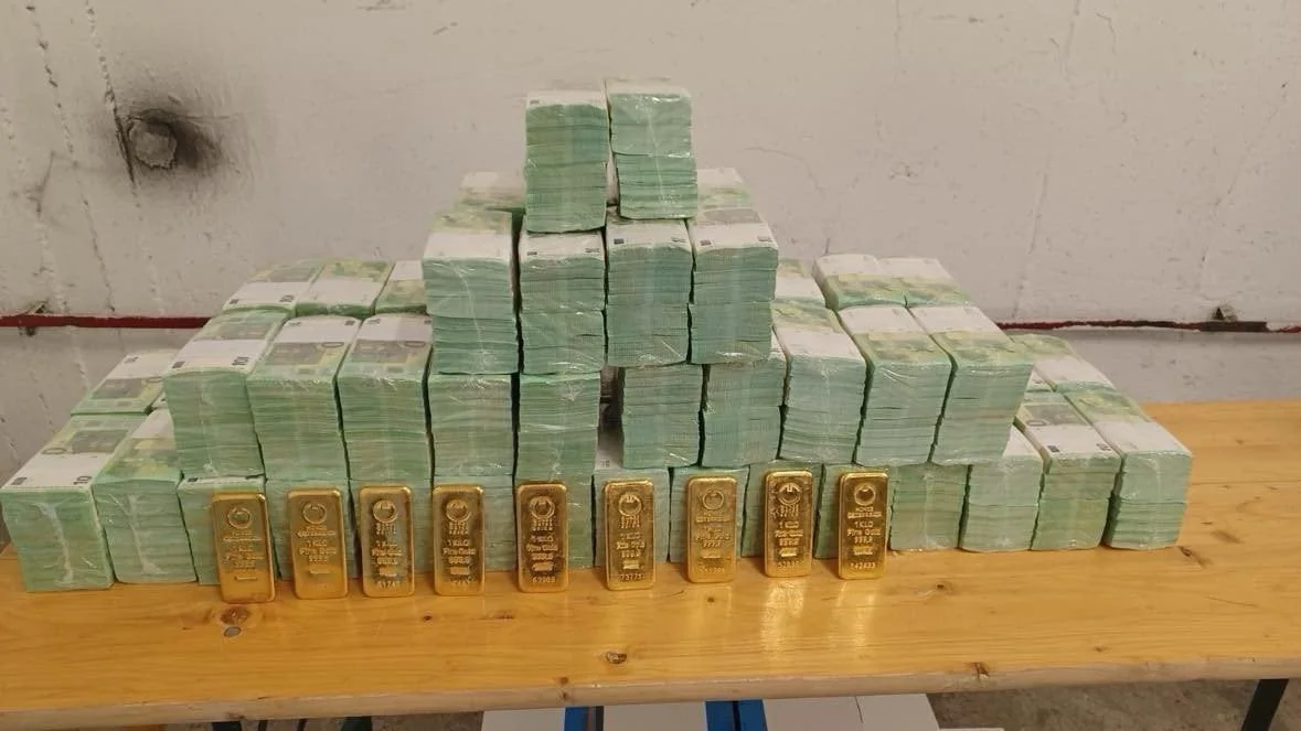 Вилучені угорською владою у семи українців 40 млн доларів, 35 млн євро та 9 кг золота