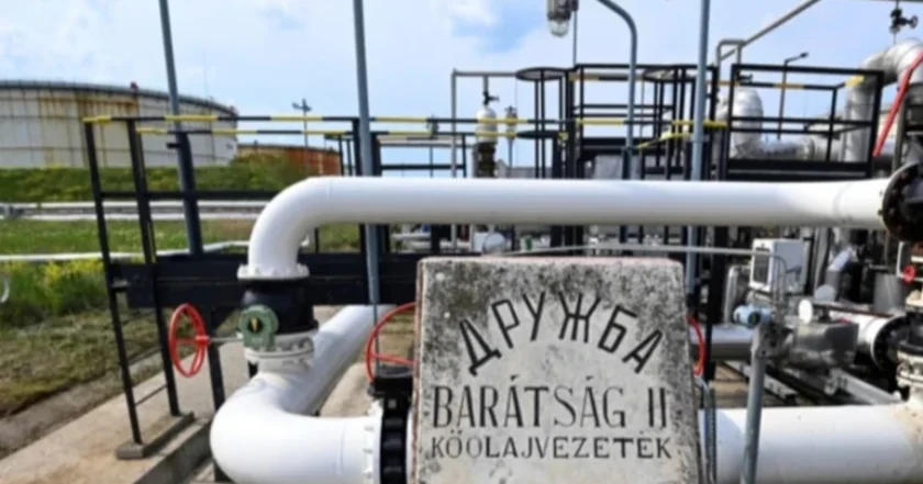 Нафтопровід «Дружба» в Угорщині з табличкою BÁTSÁG II KŐOLAJVEZETÉK