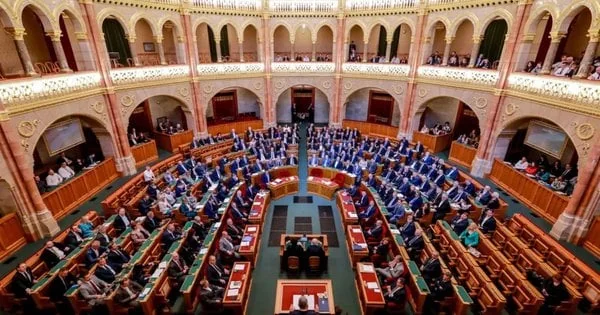 Національні збори Угорщини під час ухвалення резолюції про блокування коштів ЄС для України