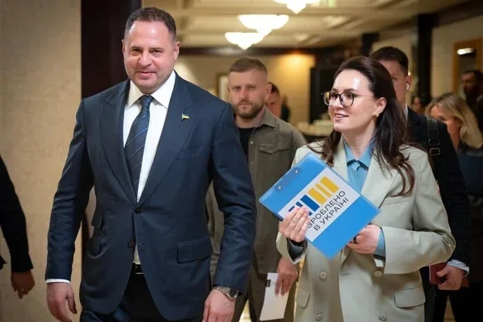 Габор Чапек з угорською делегацією на пункті «Загонь» з документами «Дружба»