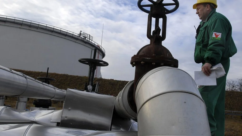 Угорський інспектор у формі перевіряє вентилі нафтопроводу поблизу Києва
