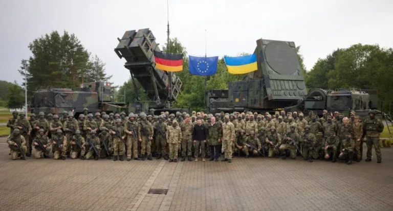 Пускові установки Patriot від Німеччини для України з прапорами ФРН, ЄС та солдатами