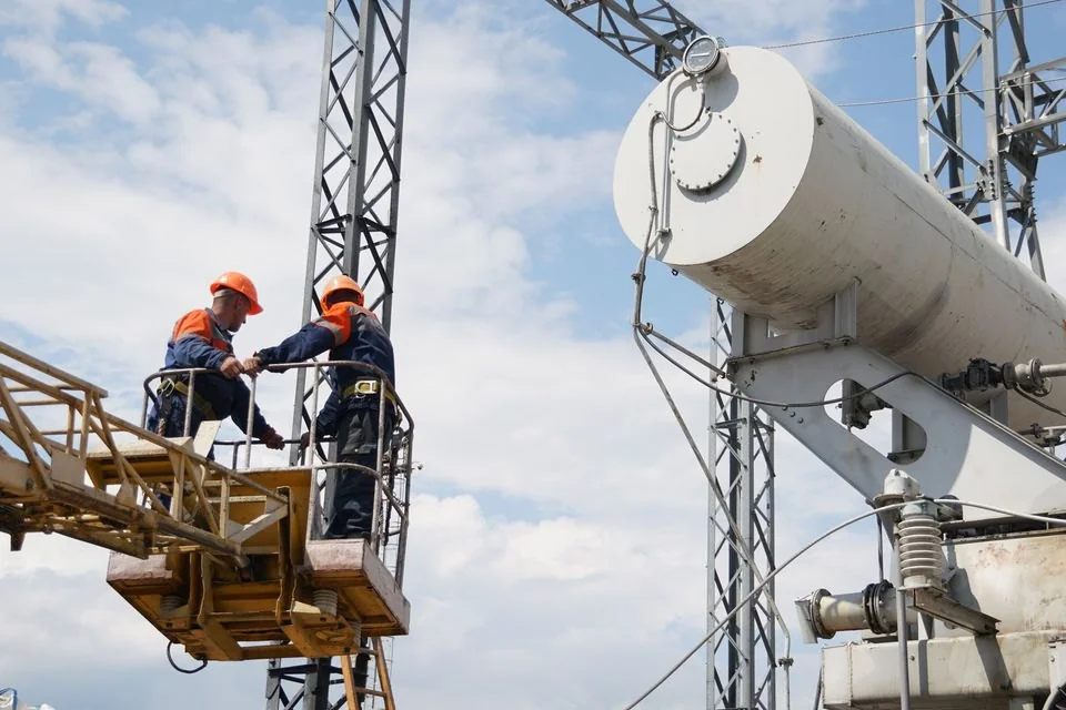 Українські інженери інспектують ТЕЦ-обладнання на комісованій станції в Європі.