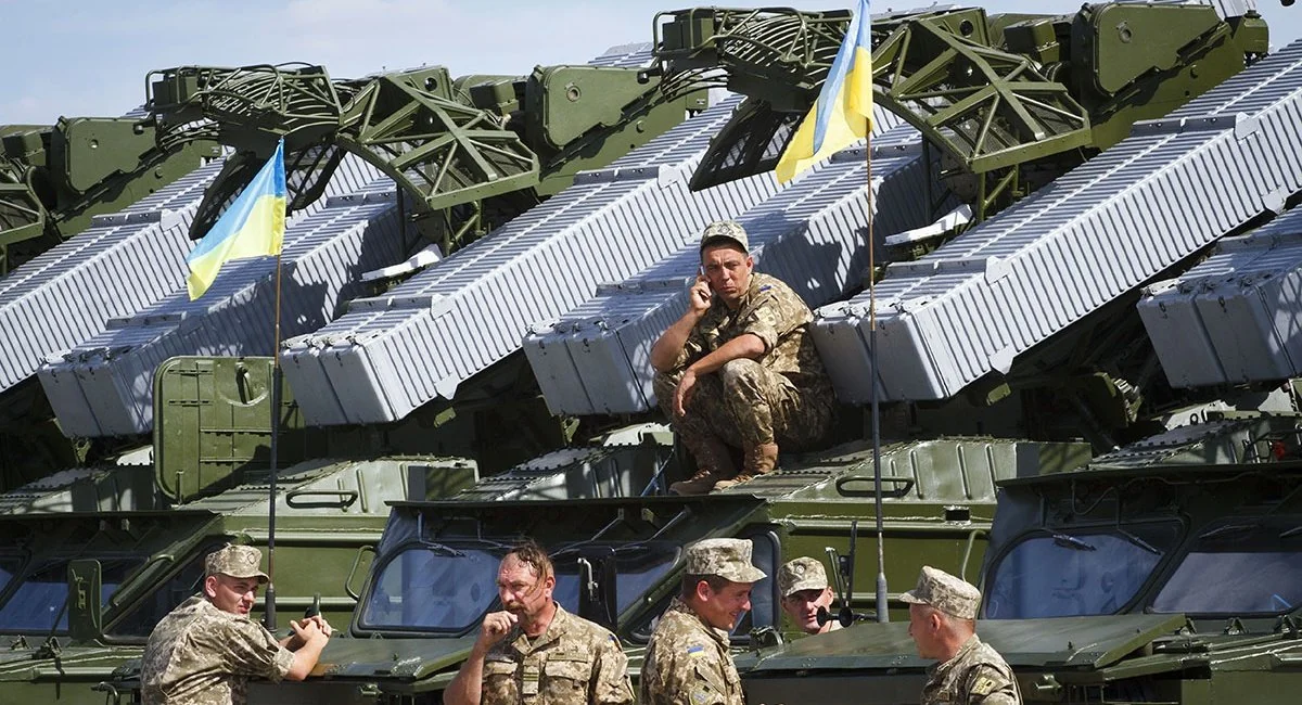 Украинские военнослужащие ВСУ возле пусковых установок ПВО для Железного купола