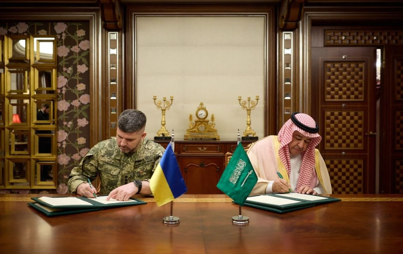 Представники міністерств оборони України та Саудівської Аравії підписують угоду про оборонне співробітництво
