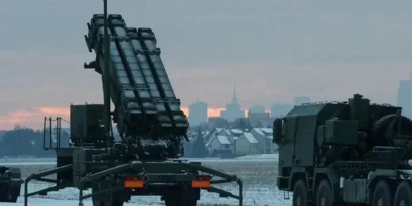 Пусковая установка Patriot с ракетами-перехватчиками зимой в Украине