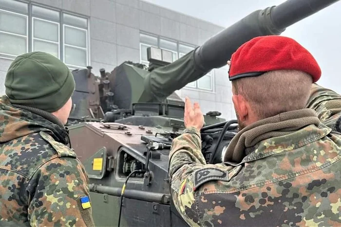 Українські інструктори ЗСУ з німецькими військовими Бундесверу біля танка