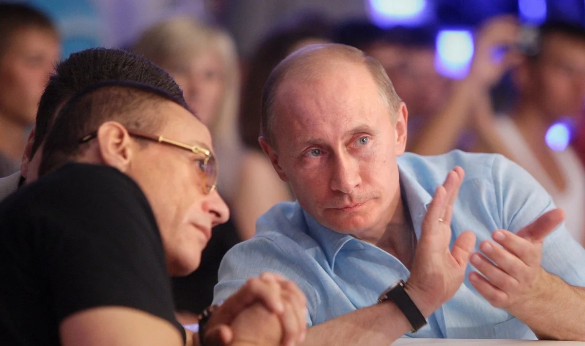 Жан-Клод Ван Дамм разговаривает с Владимиром Путиным на публичном мероприятии