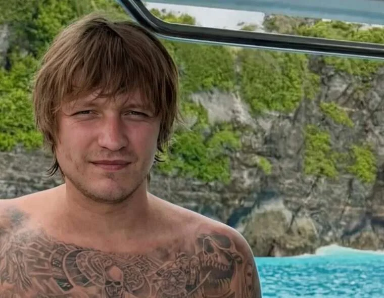 Ігор Комаров на човні на Балі з татуюваннями на грудях