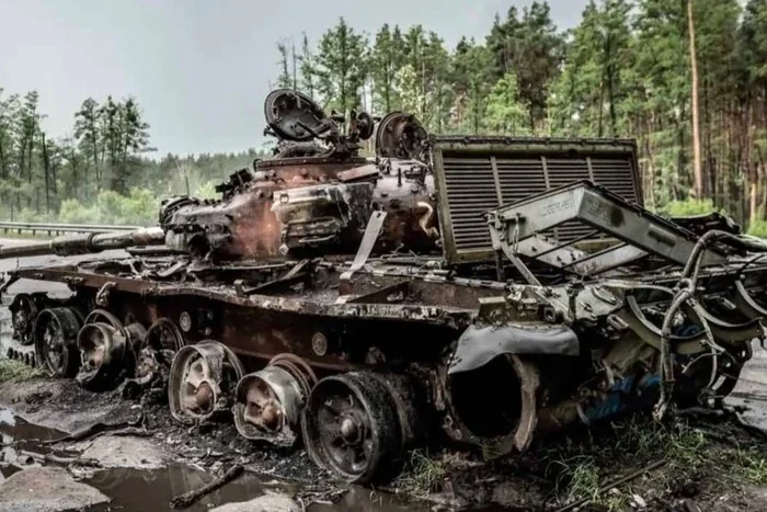 Зруйнований танк РФ у лісі після проваленого весняного наступу з шаленими втратами ворога