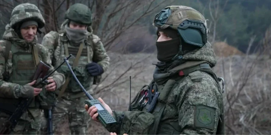 Російські окупанти з примітивними радіостанціями після відключення Starlink