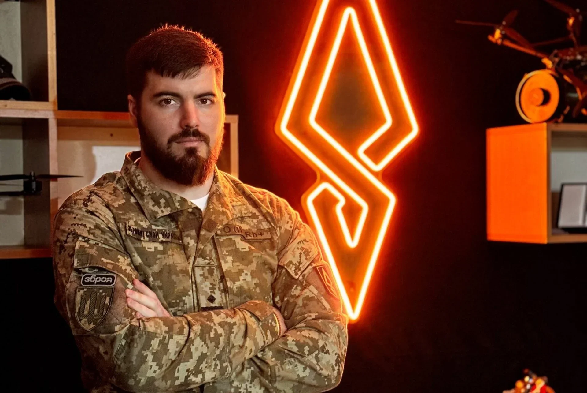 Командир бригади «Ахіллес» Юрій Федоренко в камуфляжі на фоні дронів