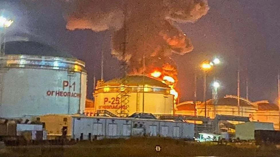 Взрыв на заводе в Нижнекамске: пламя и дым над резервуарами P-1 и P-25
