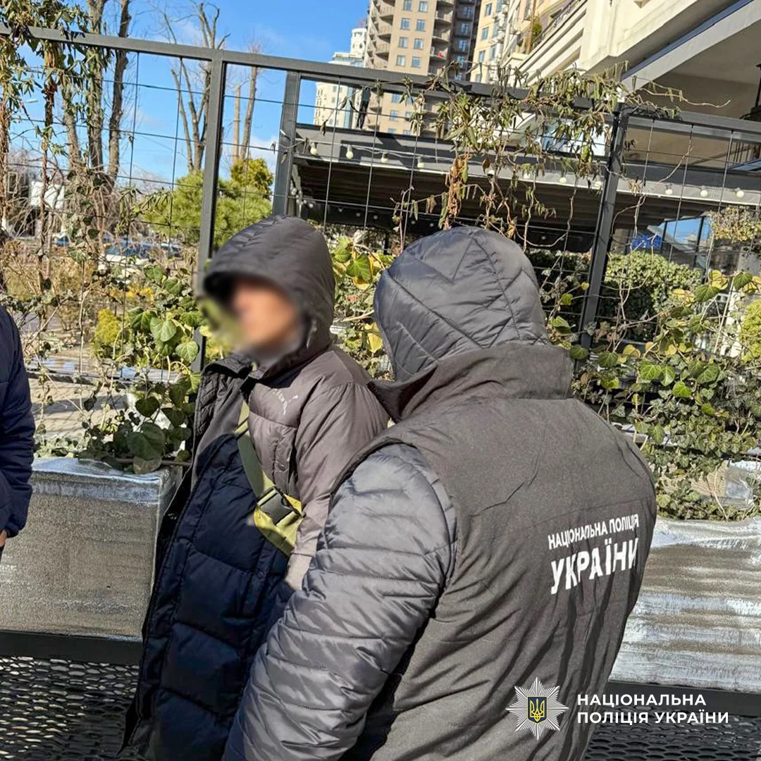 Поліцейські ведуть затриманого за замовлення вбивства тещі на Київщині