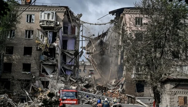 Руйнування будинків у Запоріжжі від російського удару, рятувальники та пожежна машина на місці