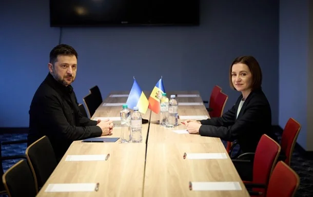 Владимир Зеленский за столом переговоров о мире с флагами Украины