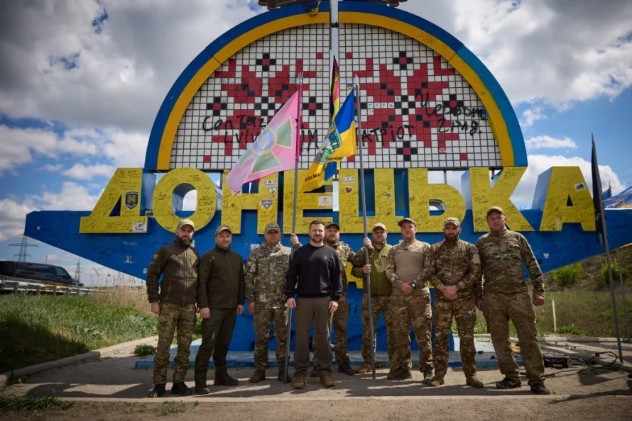 Владимир Зеленский с украинскими защитниками перед вывеской Донеччина