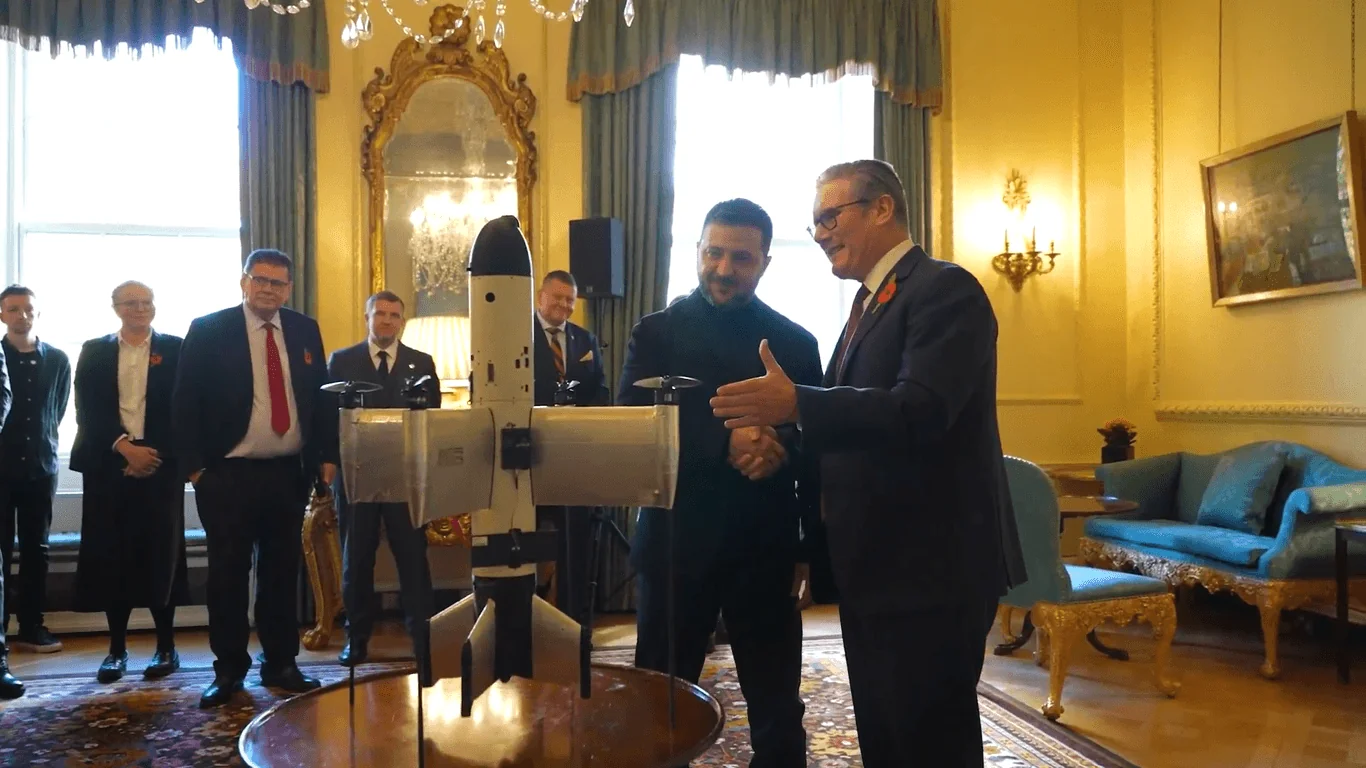 Володимир Зеленський демонструє модель оборони від дронів РФ у британському парламенті