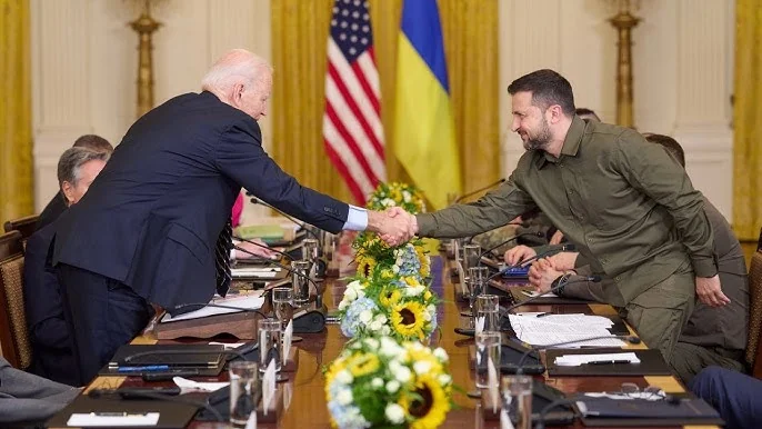 Володимир Зеленський тисне руку Джо Байдену під прапорами України та США на переговорах