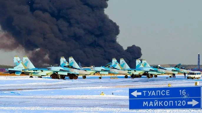 Дим від пожежі на аеродромі «Майкоп» після удару ЗСУ, російські винищувачі на снігу