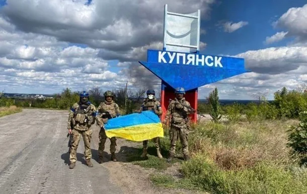 Штурмовики полку «Скала» з прапором біля знаку «Кулинськ» після зачистки Міньківки