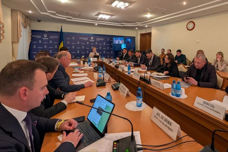 Засідання Антикорупційної ради з табличками Умеров і Миндич за столом переговорів.