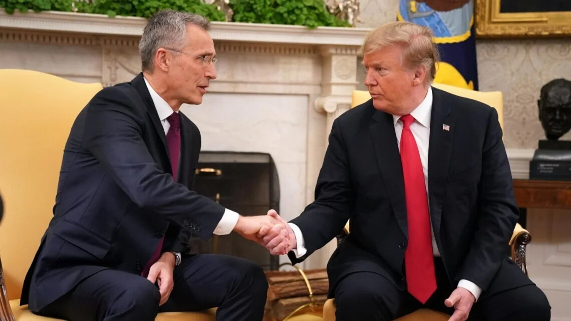 Дональд Трамп тисне руку генсеку НАТО Йенсу Столтенбергу в Білому домі