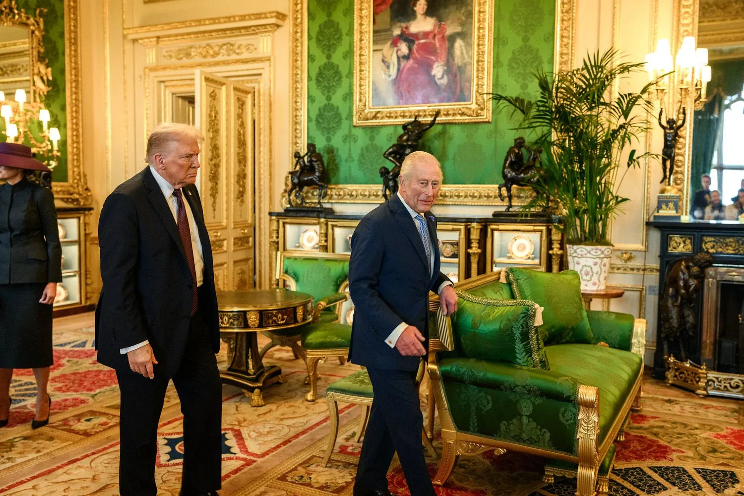 Король Чарльз III и Дональд Трамп в роскошном зелёном дворцовом зале