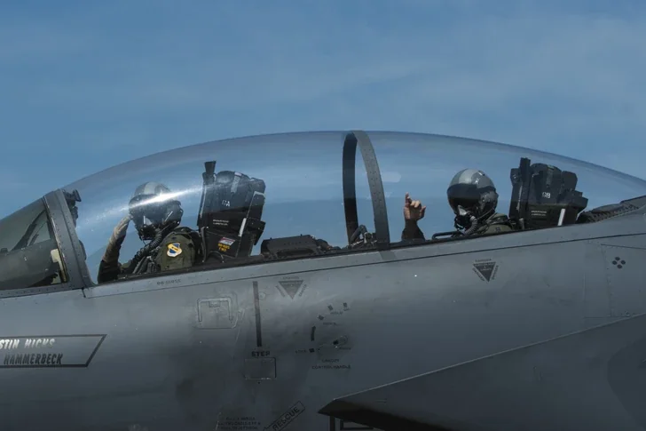 Пілот F-15 у кабіні винищувача, врятований дезінформацією ЦРУ в Ірані