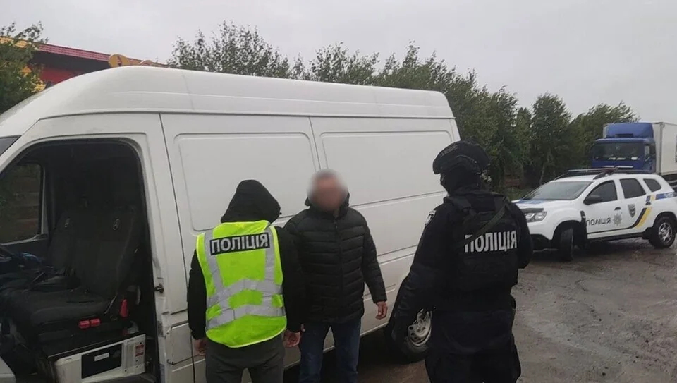 Польські прикордонники затримують українців з росіянами біля фургона на кордоні