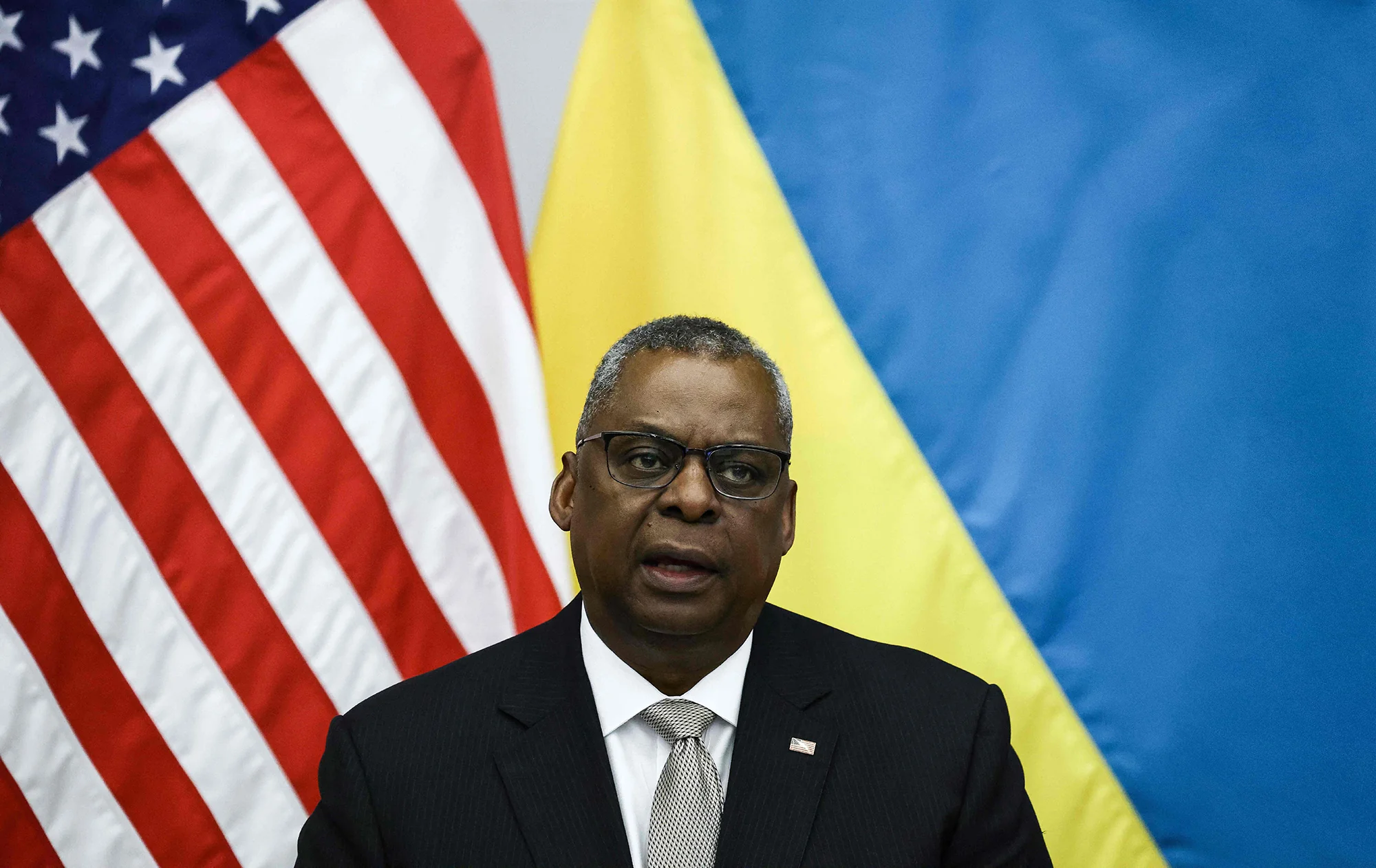Министр обороны США Пит Хегсет на фоне флагов США и Украины