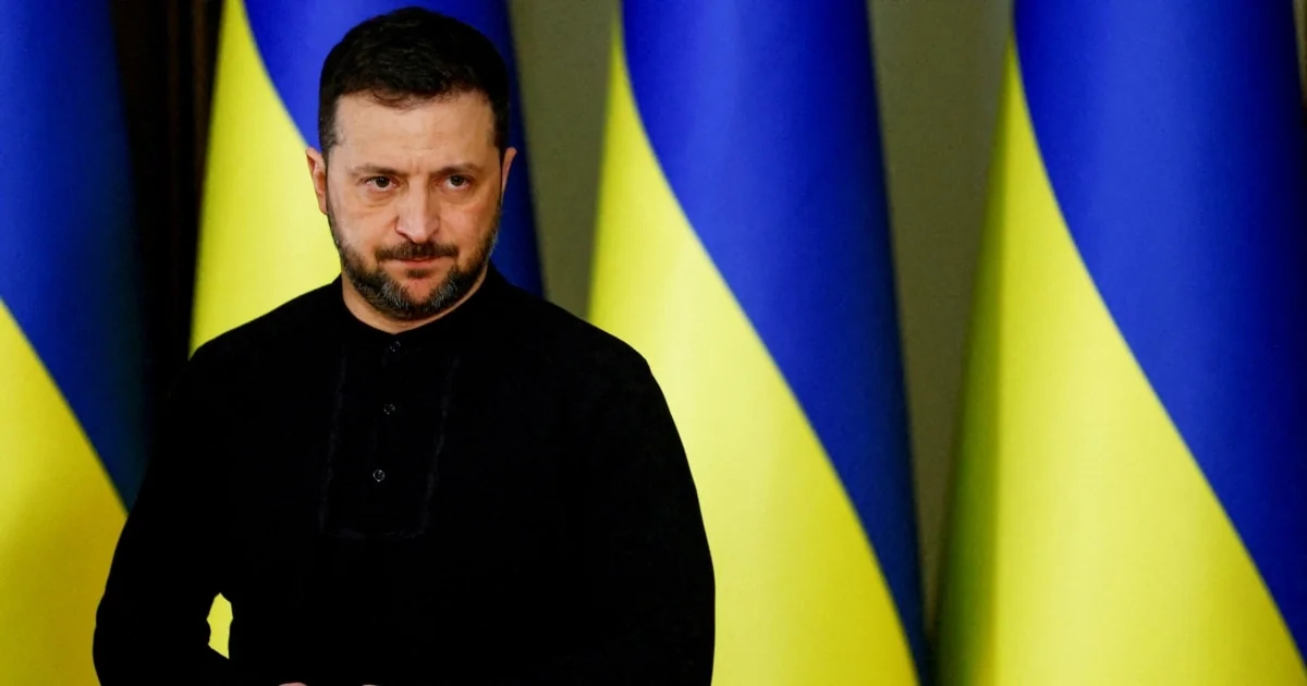 Владимир Зеленский на брифинге в Ужгороде перед флагами Украины