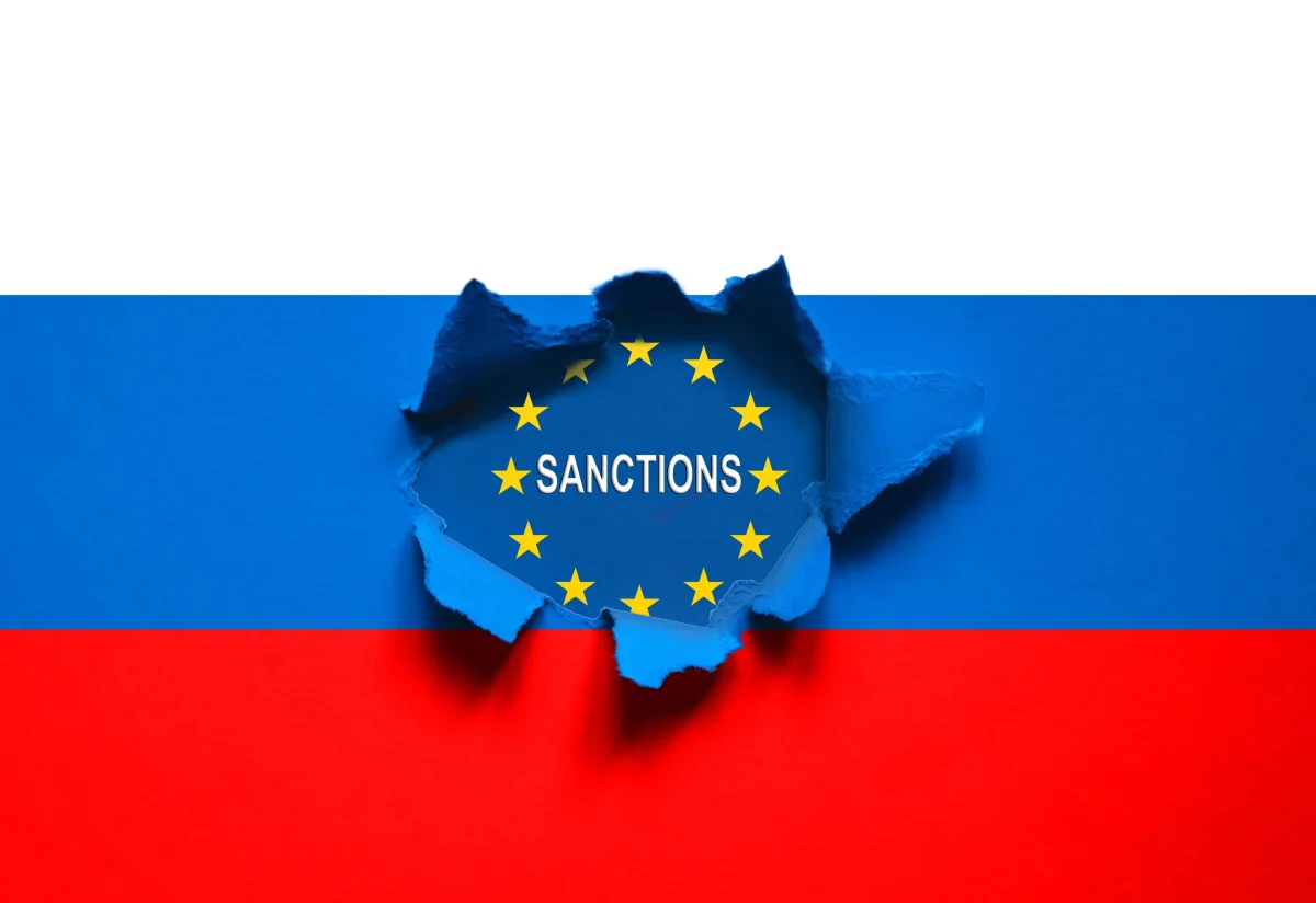 Санкції ЄС проти РФ: отвір у прапорі Росії з емблемою ЄС та написом SANCTIONS