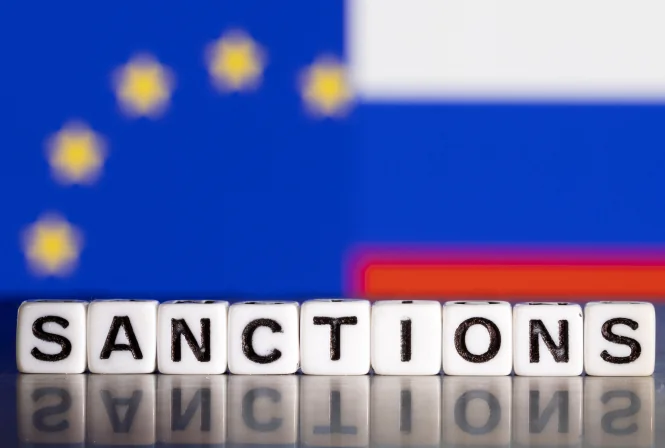 Санкции ЕС против Euromore и Pravfond: флаги и надпись SANCTIONS