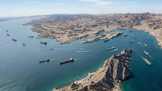 Аэроснимок Ормузского пролива с кораблями после разблокировки Ираном