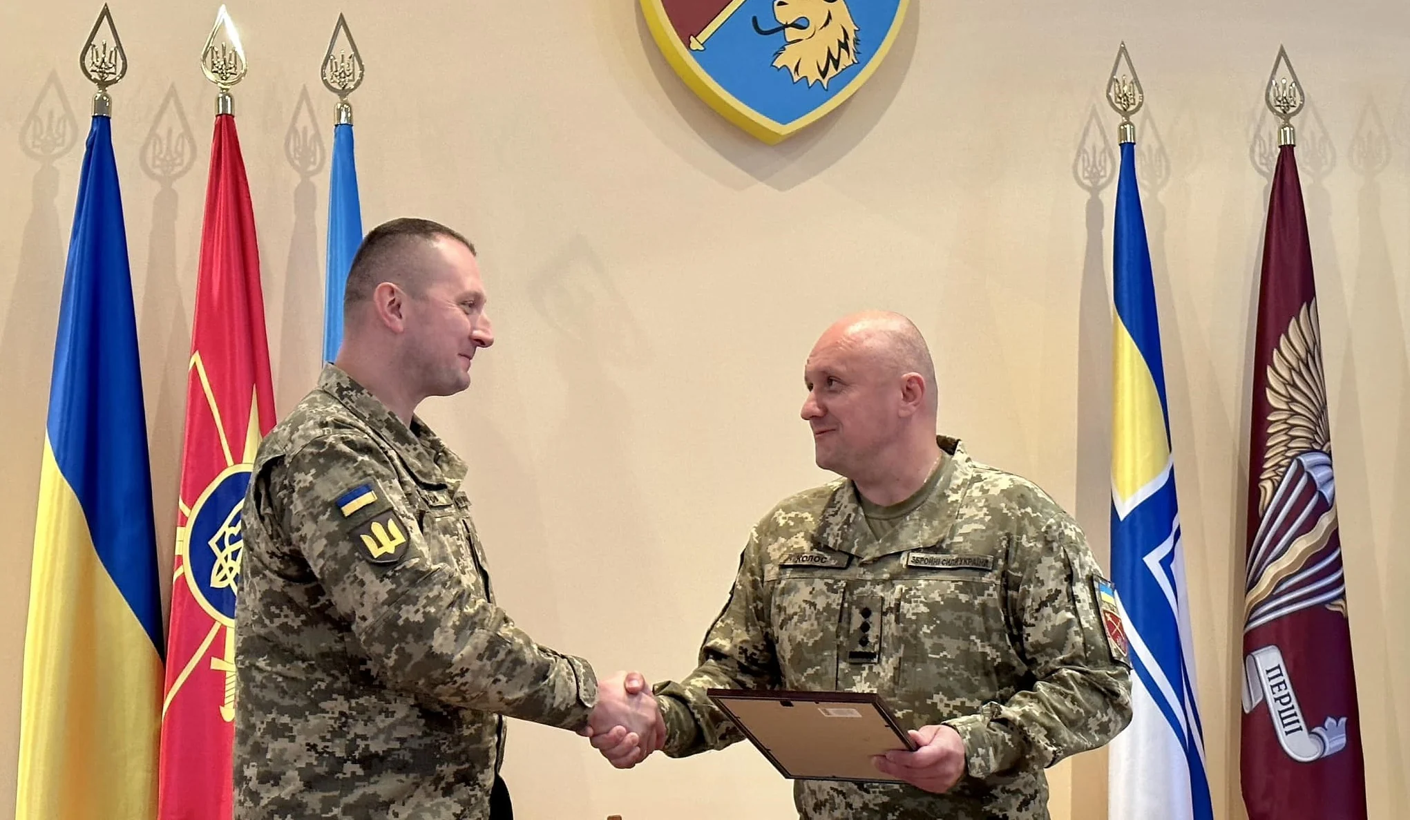 Полковники Сахацький та Арушанян тиснуть руки на церемонії призначення на нові посади