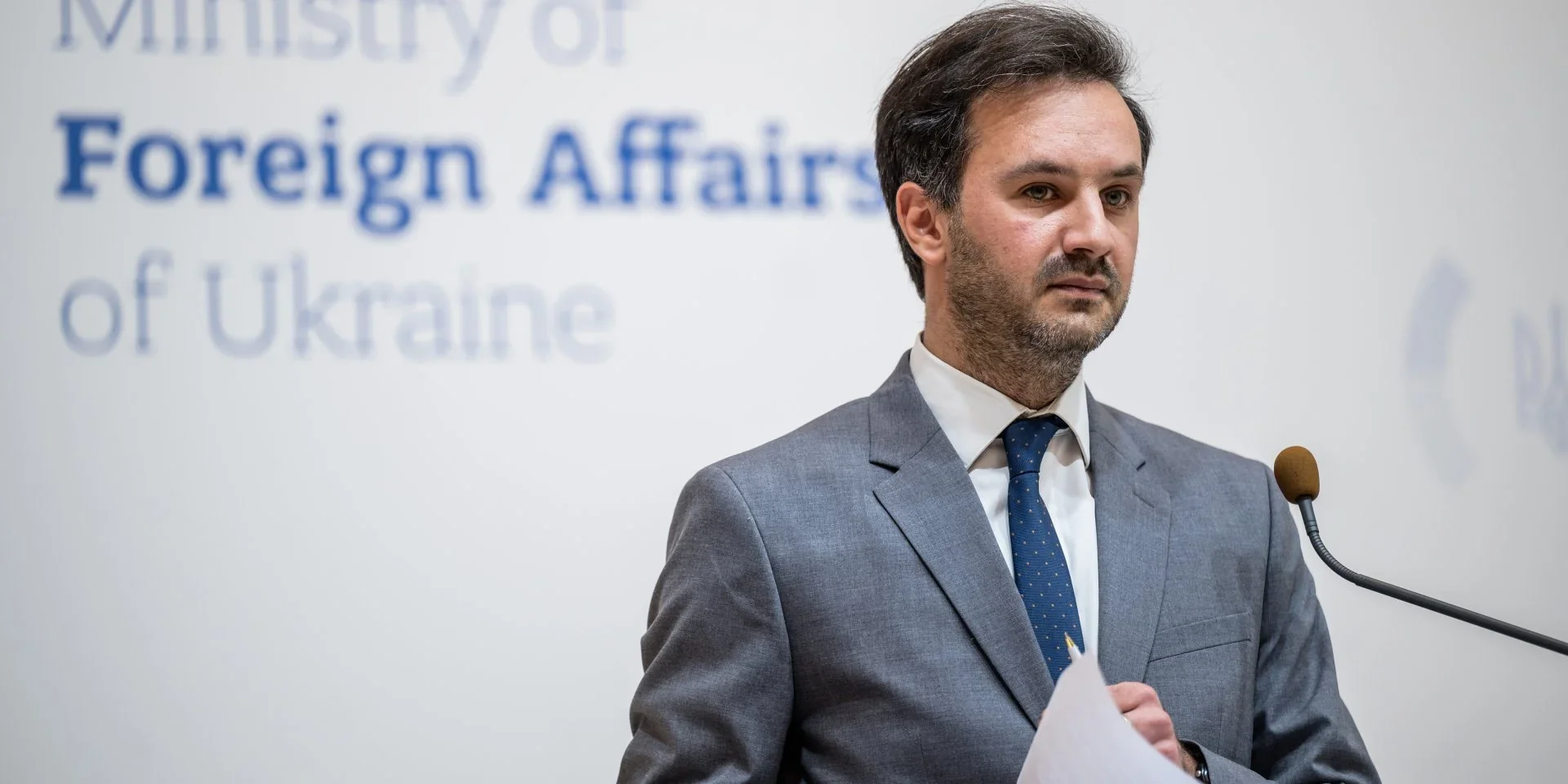 Дмитрий Кулеба выступает в МИД Украины по поводу гарантий от Виткоффа и Кушнера