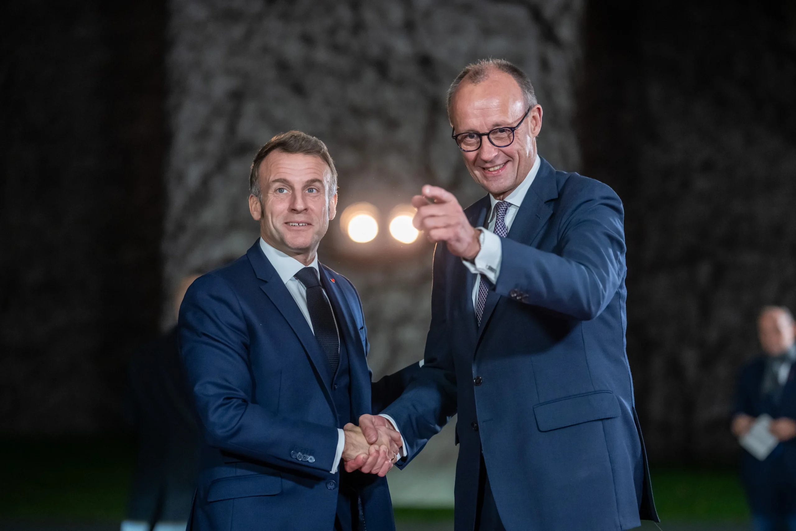 Емманюель Макрон і Никос Христодулідіс рукостискають на саміті ЄС на Кіпрі