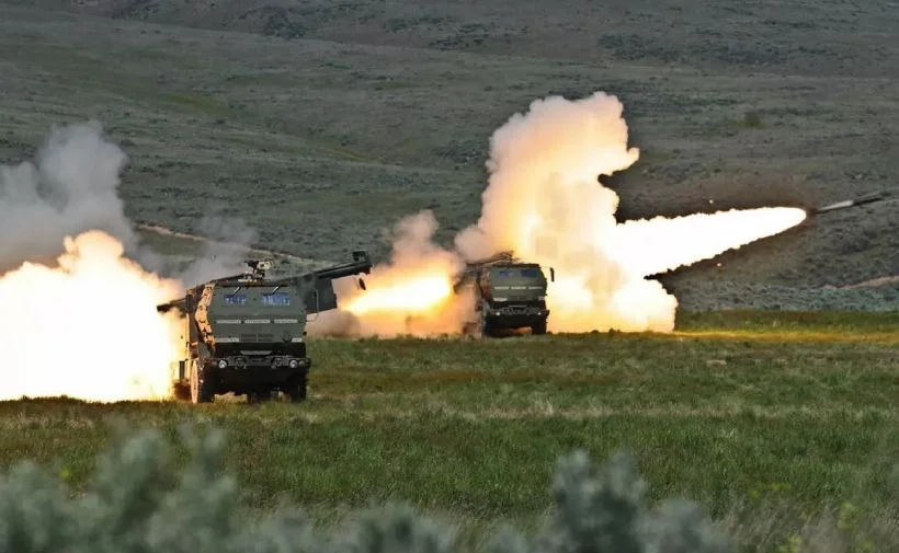 Система HIMARS запускає ракети залповим вогнем на полі бою в Україні