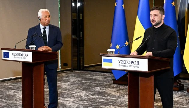 Лідер партії «Тиса» Мадяр та президент Зеленський за трибунами під прапорами ЄС, Угорщини й України