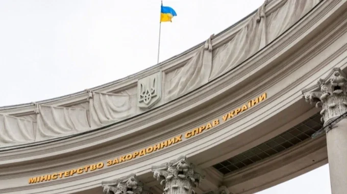 Будівля МЗС України з державним прапором та гербом