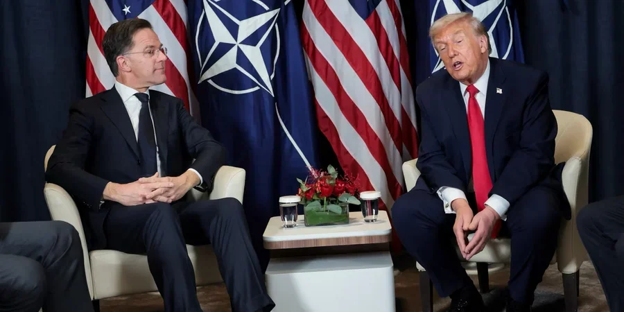 Дональд Трамп та генсек НАТО Йенс Столтенберг на зустрічі Альянсу