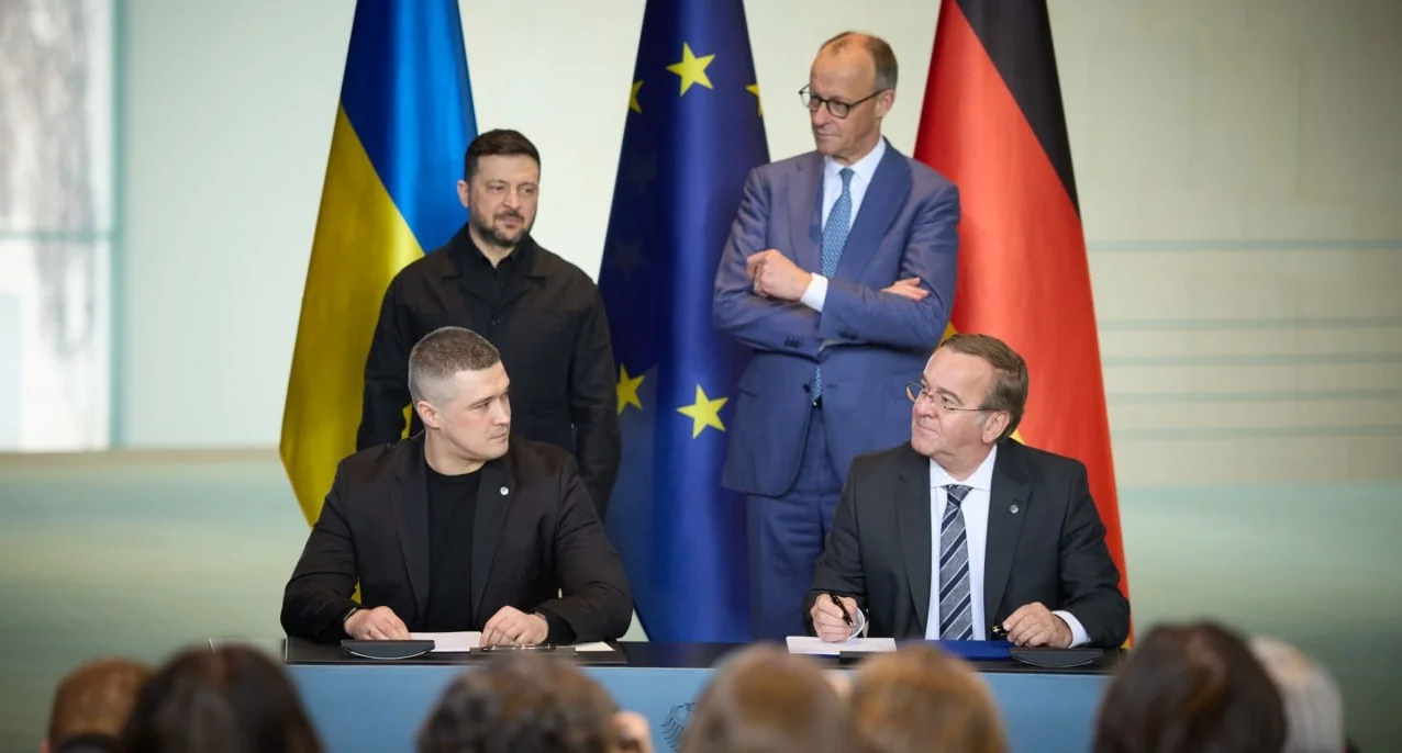Борис Пісторіус та українські представники підписують угоду про центр інвестицій в ОПК