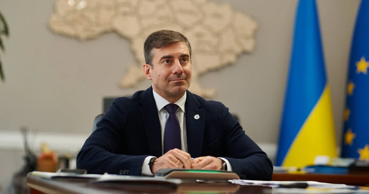 Заместитель начальника Закарпатского ОТЦК Бовкуненко за столом на фоне карты Украины и флагов