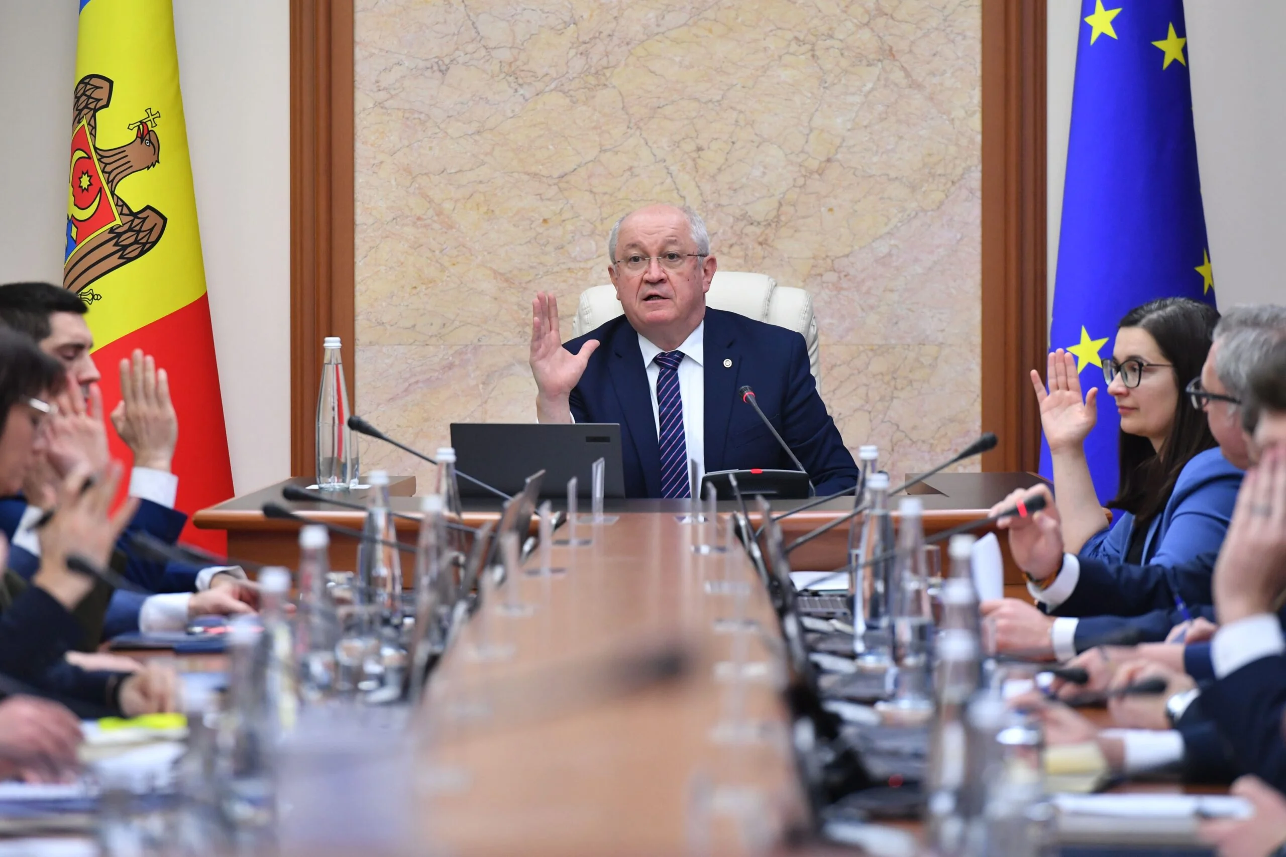 Депутаты парламента Молдовы голосуют за выход из СНГ под флагами страны и ЕС