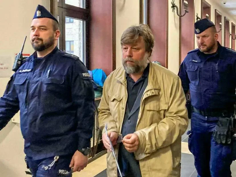 Польские полицейские эскортируют археолога РФ Александра Бутягина во время обмена заключёнными