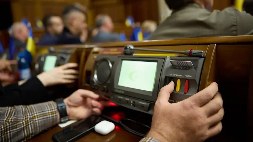 Депутати Верховної Ради голосують кнопками за продовження воєнного стану